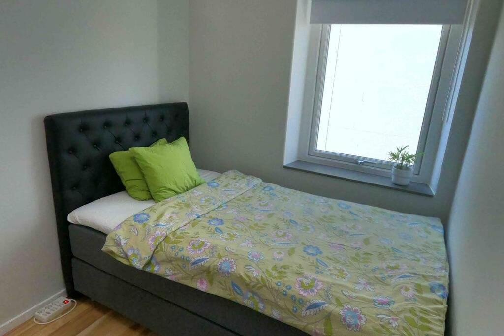 Homestay - Private Room In An Apartment Göteborg Eksteriør billede
